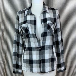 Black and White Button Down🖤🤍